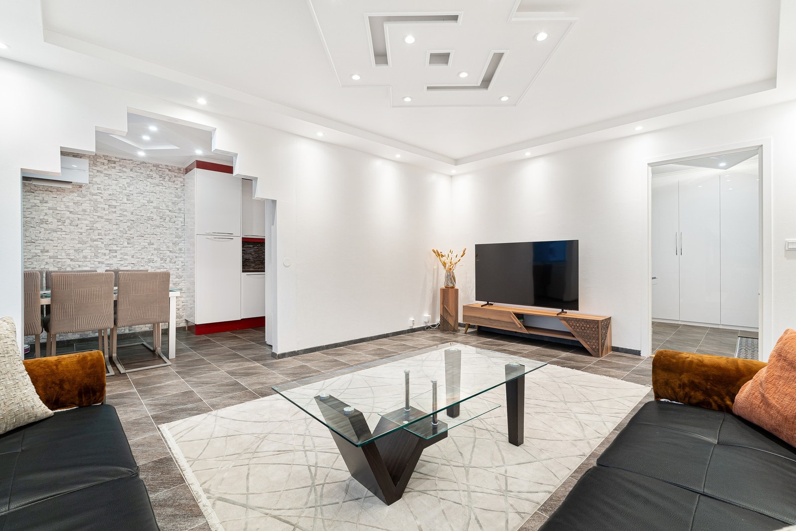 Kombinert stue og kjøkken på hele 34 m². Galleribilde