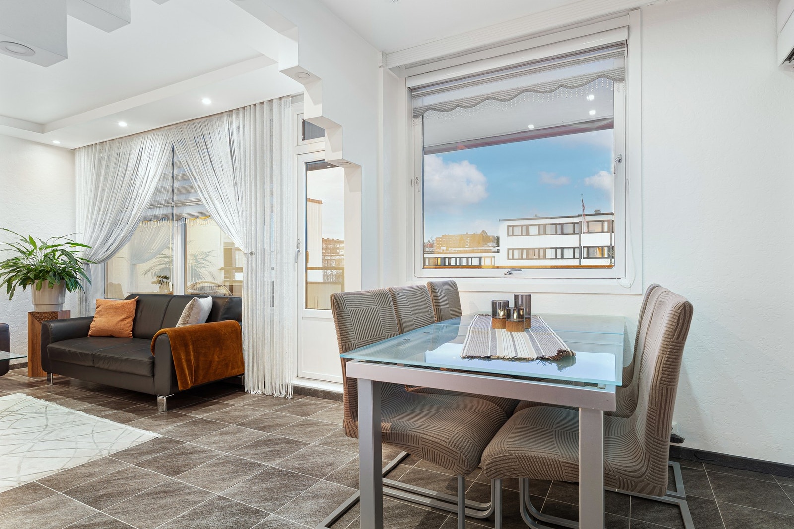 Romslig plass som gir fleksibilitet til ulike bord- og sitteløsninger. Ideelt for hyggelige sammenkomster med venner og familie. Galleribilde