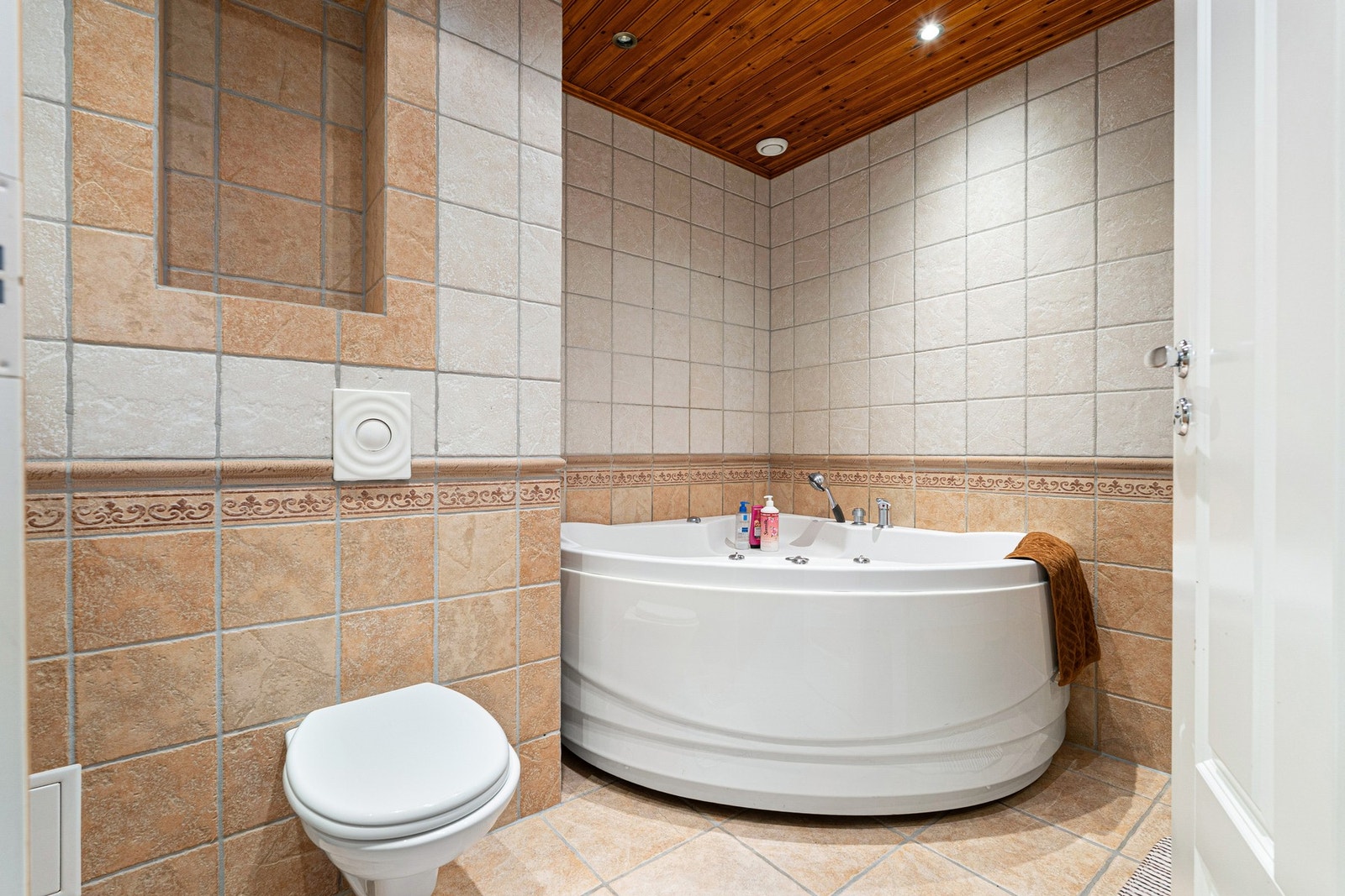 Badet har god plass til forskjellig innredning, samt utstyrt med praktisk badekar. Galleribilde