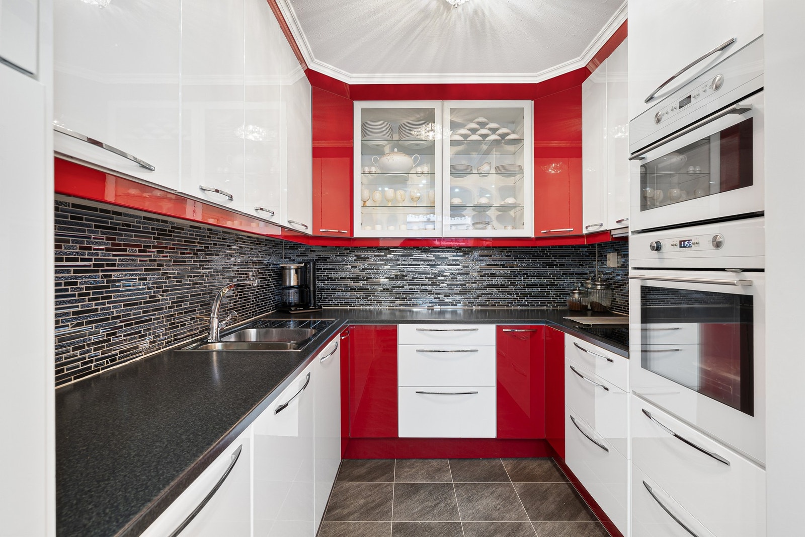 Stilrent kjøkken med mye skap- og benkeplass. Galleribilde