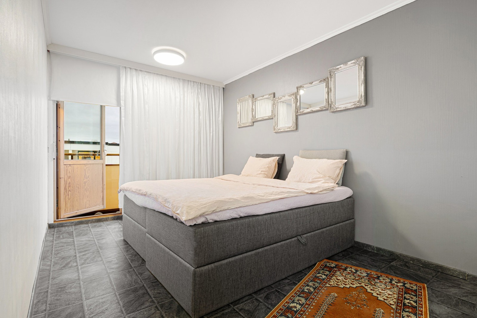 Hovedsoverom på 13 m², god plass til dobbeltseng og ulike garderobeløsninger. Galleribilde