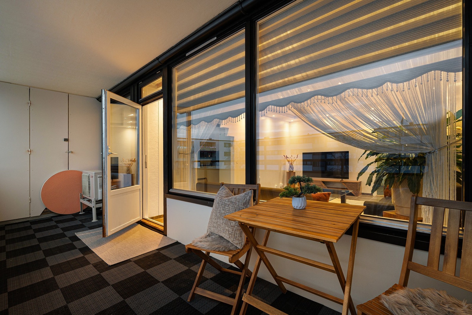 Fra stuen er det direkte utgang til en vestvendt balkong med ypperlige solforhold. Galleribilde