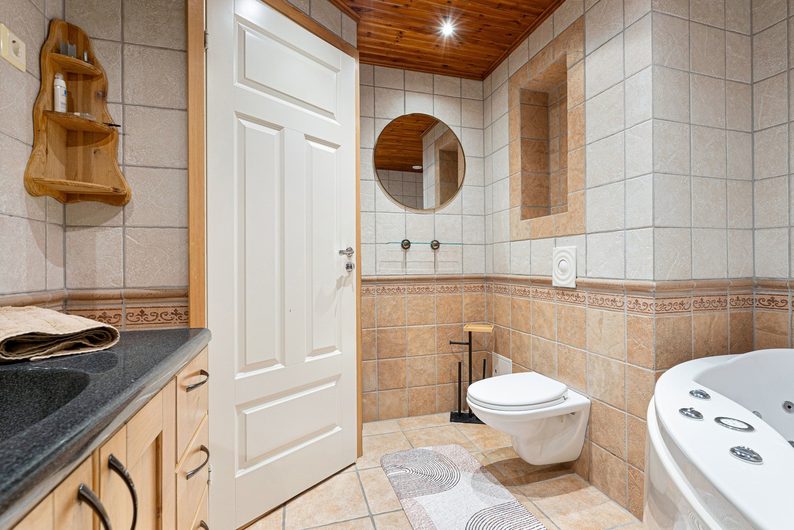 Badet er på 6 m². Galleribilde