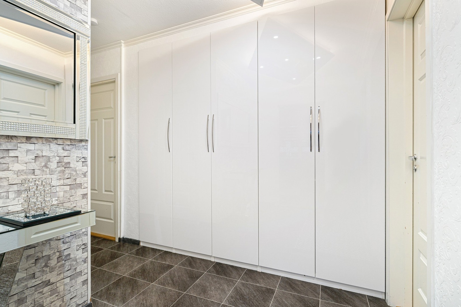 Smart og romslig garderobeløsning med rikelig plass til klær, sko og tilbehør. Perfekt for en organisert hverdag. Galleribilde