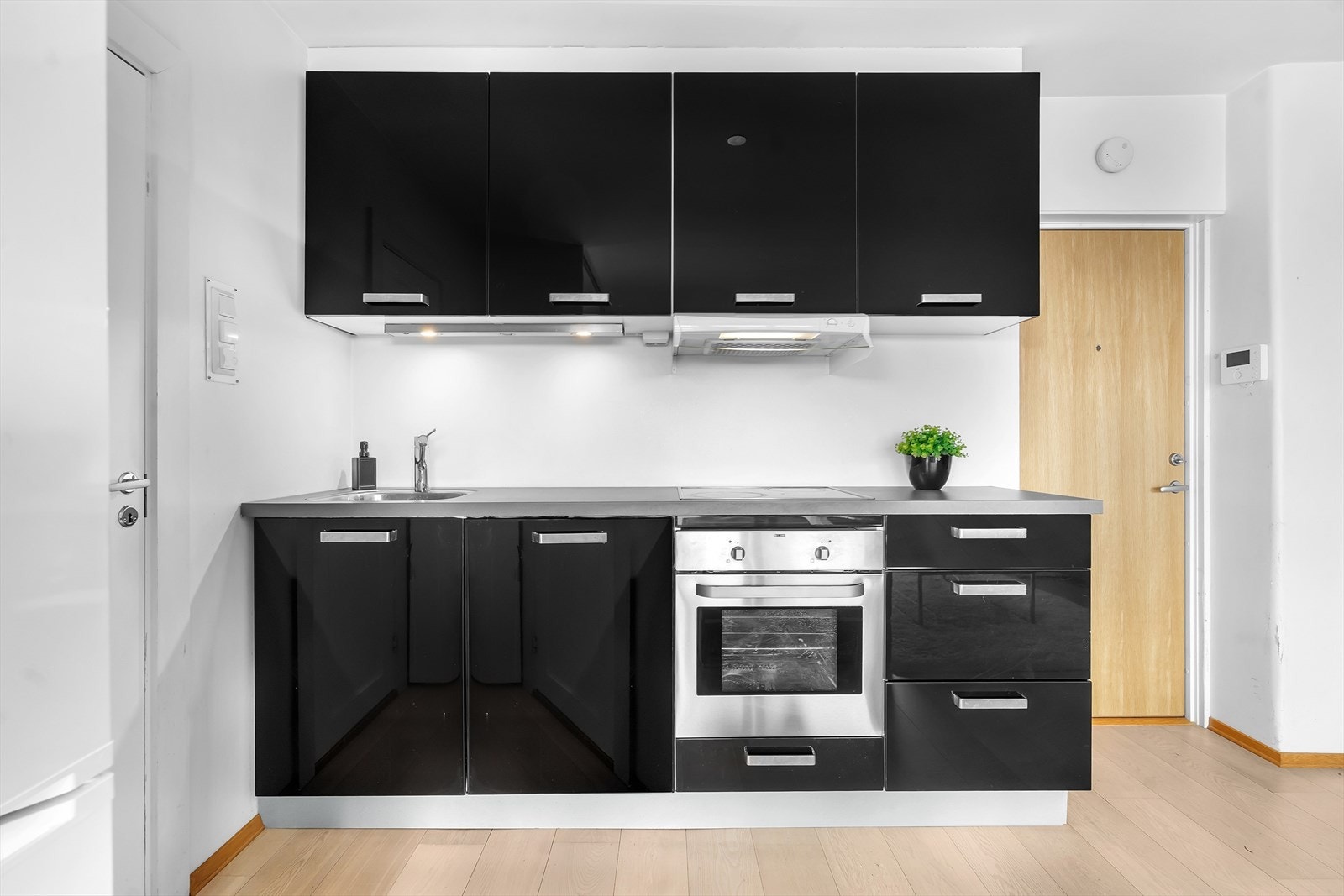 Åpen kjøkken-løsning | Hvitevarene medfølger i handelen. Galleribilde