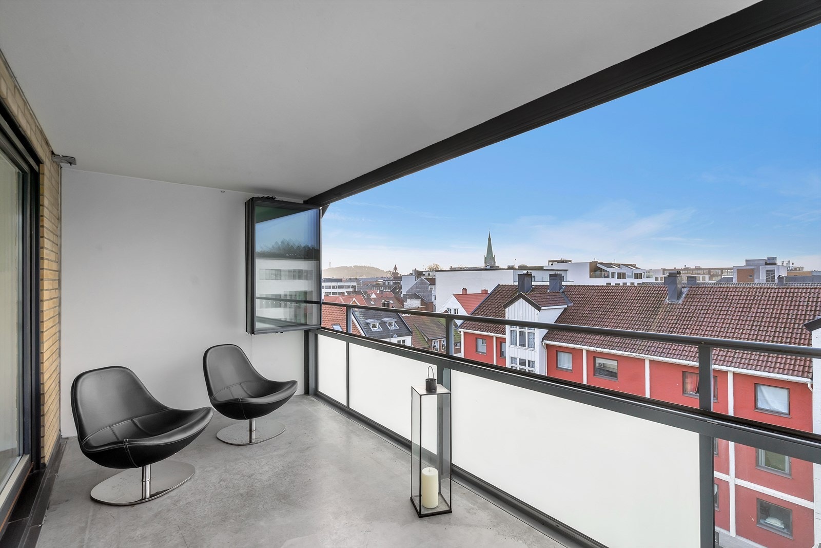 Innglasset balkong på 10 kvm, med flott utsikt over byen. Gode solforhold | Vinduene kan åpnes og lukkes etter vær og ønske. Galleribilde