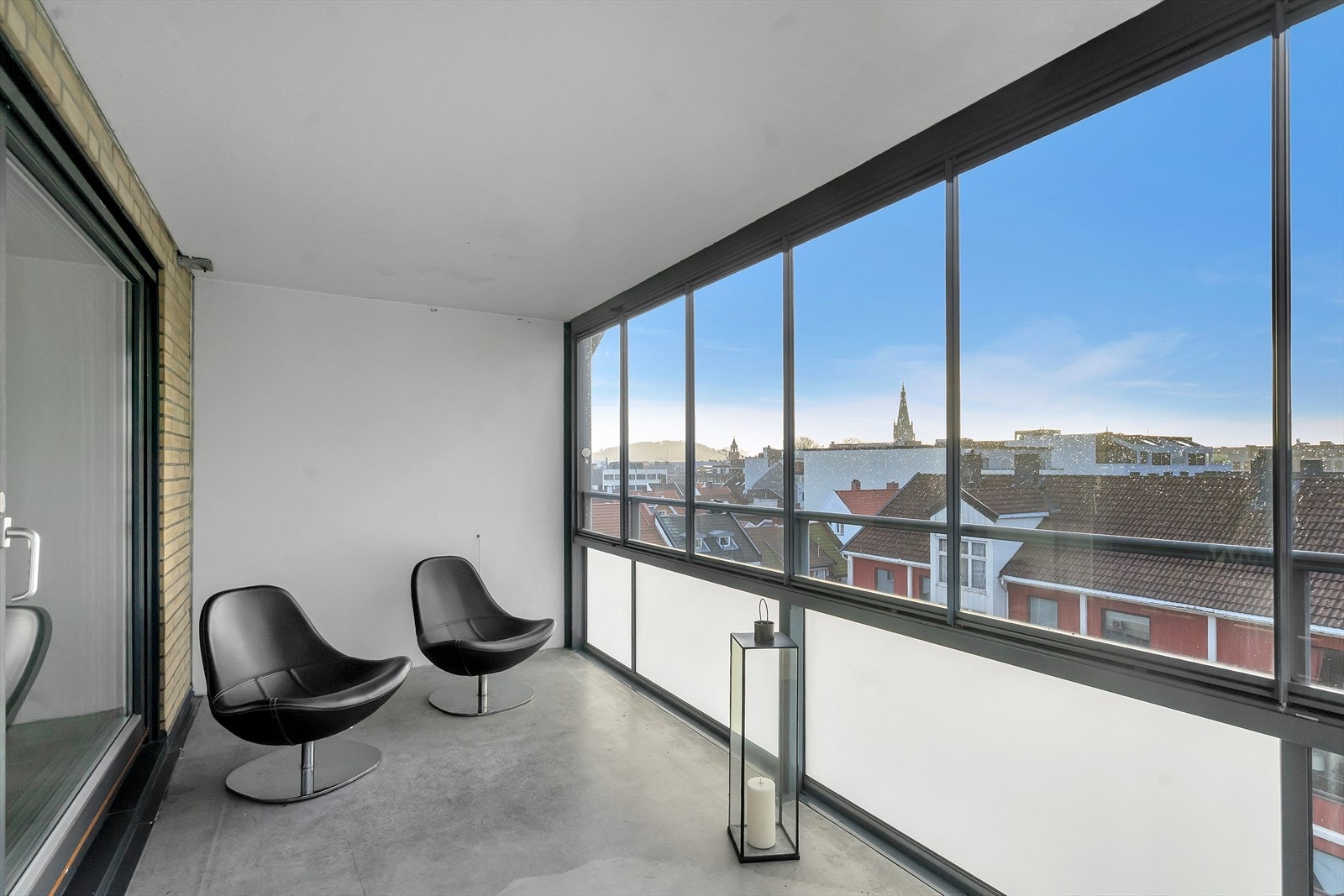 Innglasset balkong på 10 kvm, med flott utsikt over byen. Gode solforhold | Vinduene kan åpnes og lukkes etter vær og ønske. Galleribilde