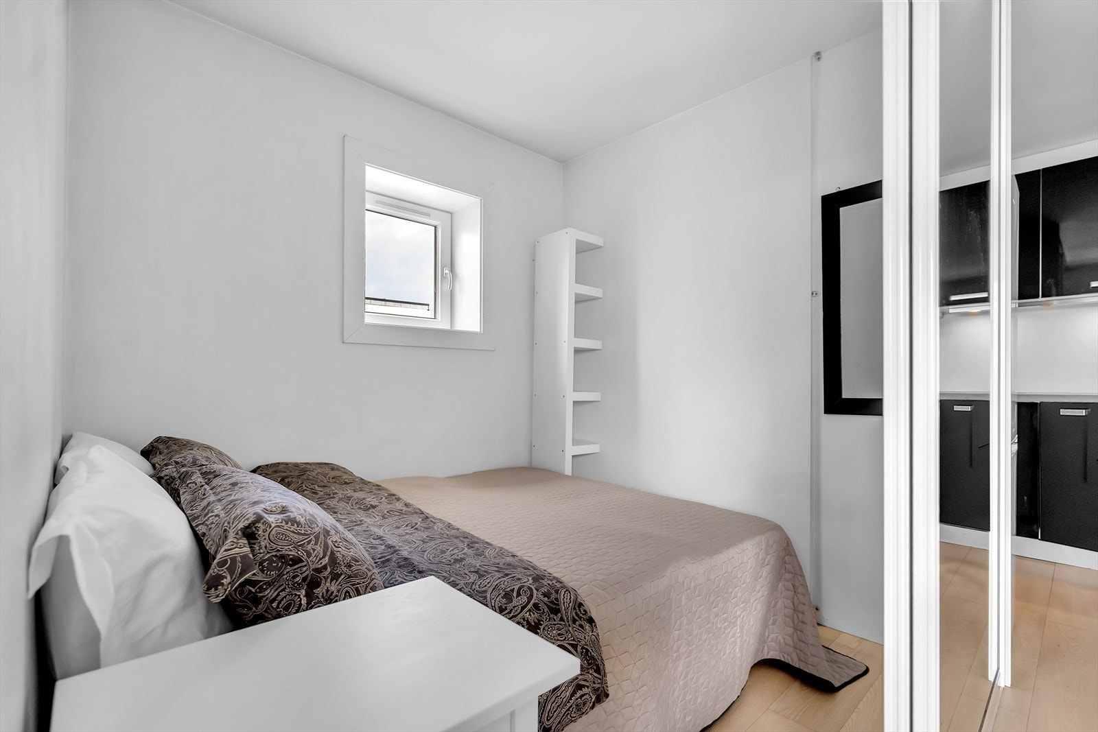 Del av stuen er skilt av med skyvedører, slik at du har en praktisk alkove ifm. stuen. Galleribilde