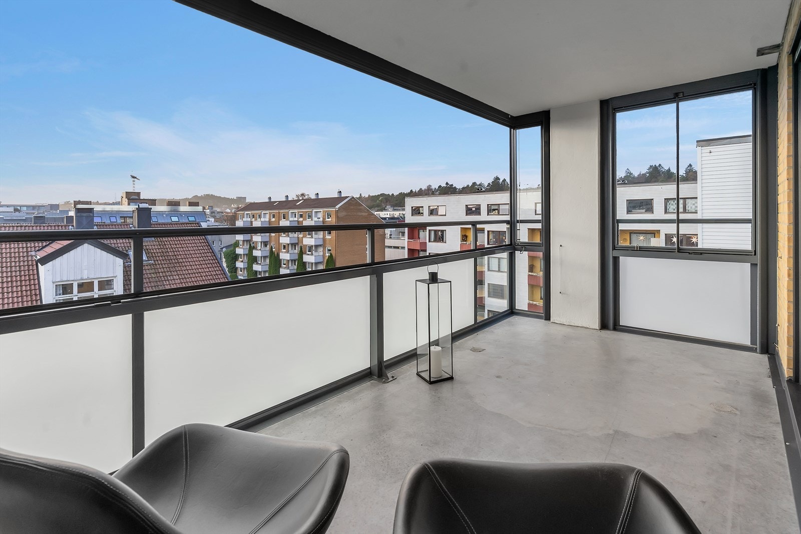Innglasset balkong på 10 kvm, med flott utsikt over byen. Gode solforhold | Vinduene kan åpnes og lukkes etter vær og ønske. Galleribilde