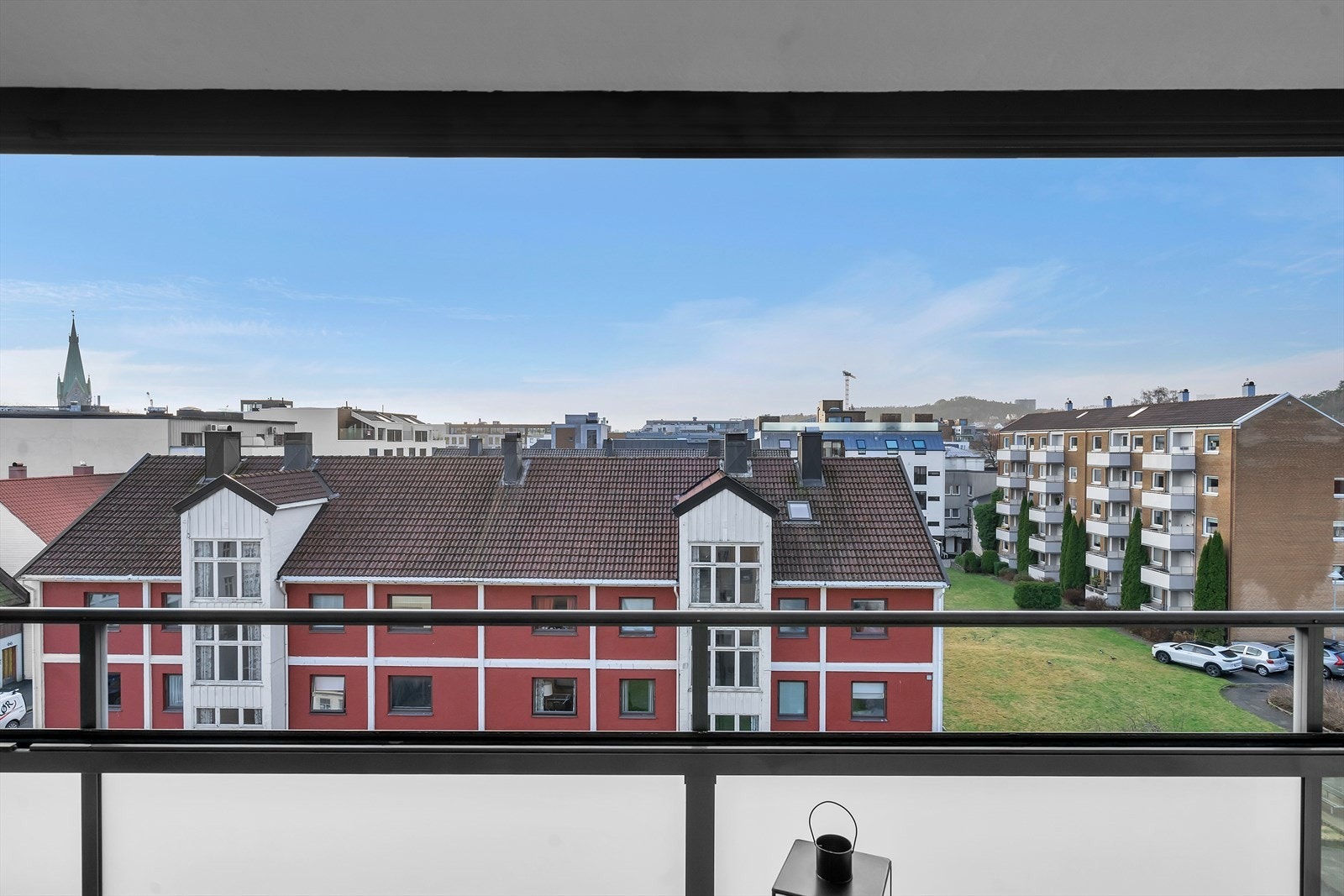 Innglasset balkong på 10 kvm, med flott utsikt over byen. Gode solforhold | Vinduene kan åpnes og lukkes etter vær og ønske. Galleribilde