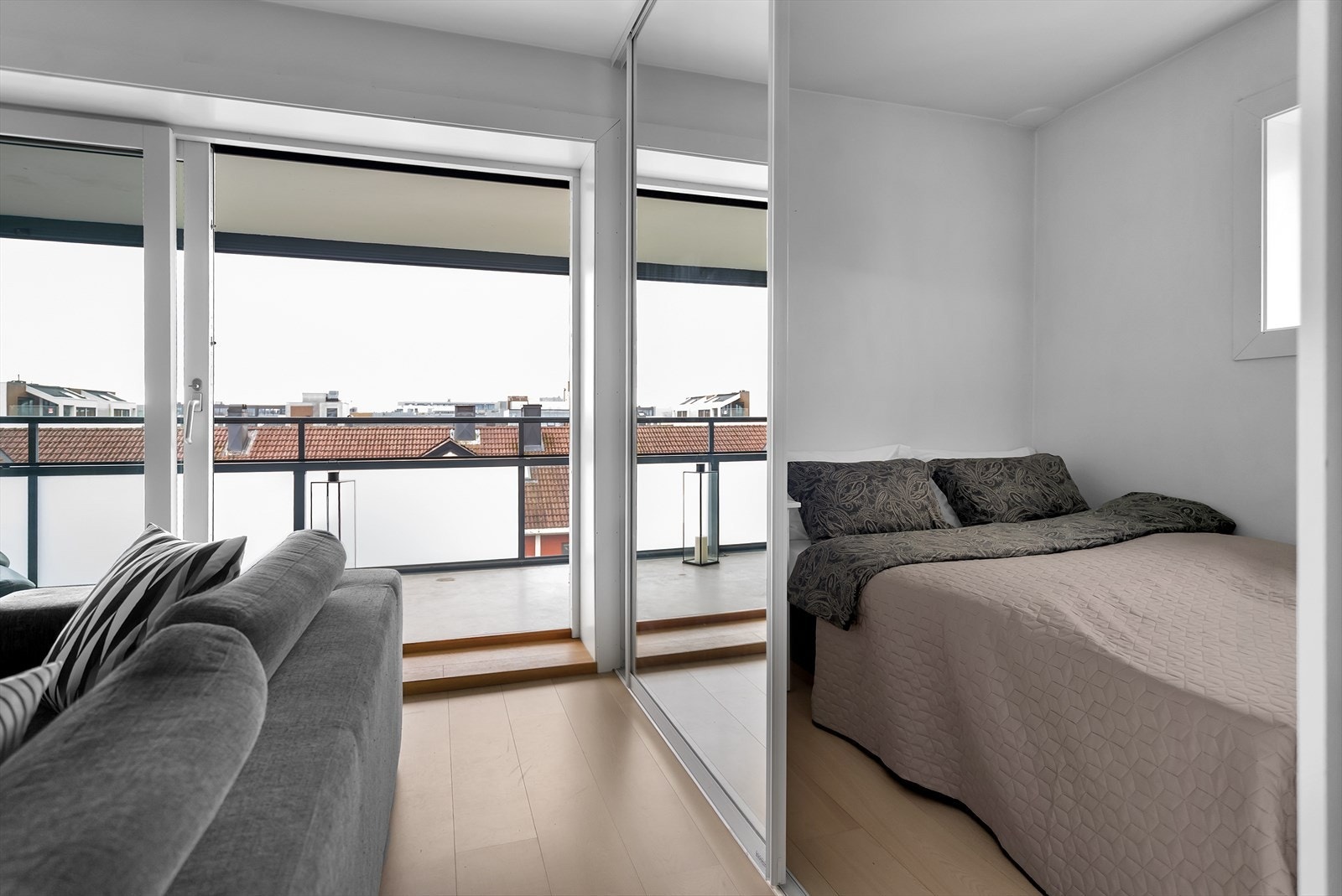 Del av stuen er skilt av med skyvedører, slik at du har en praktisk alkove ifm. stuen. Galleribilde