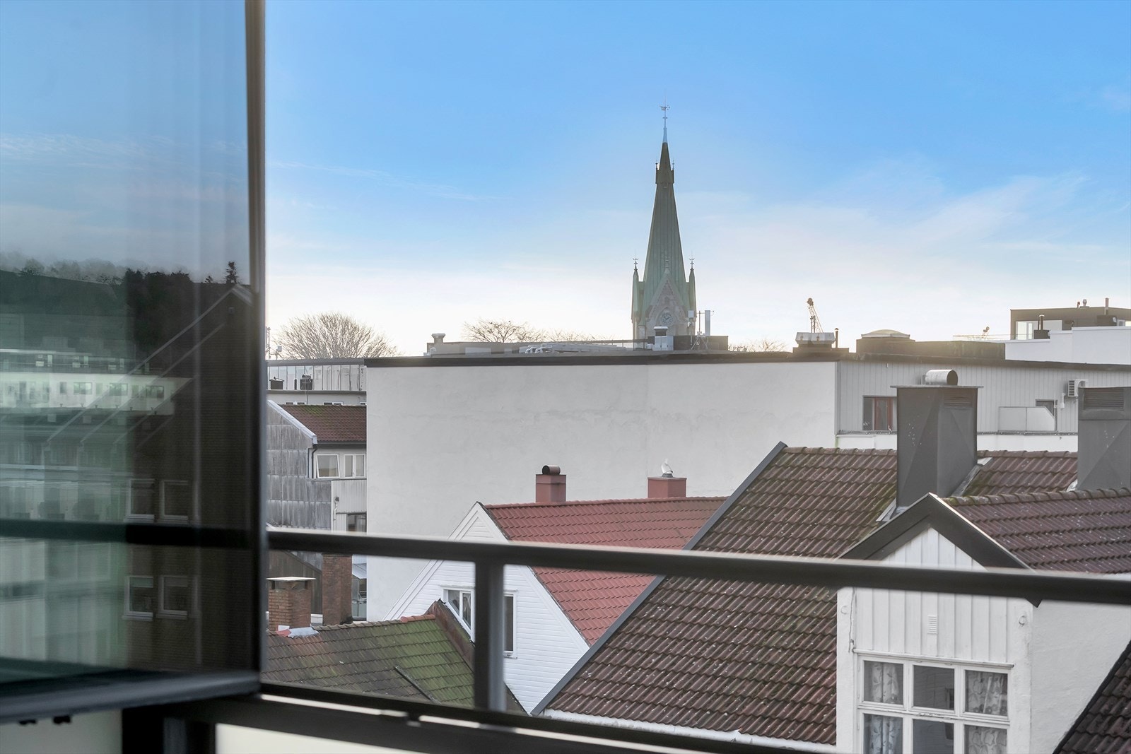 Innglasset balkong på 10 kvm, med flott utsikt over byen. Gode solforhold | Vinduene kan åpnes og lukkes etter vær og ønske. Galleribilde