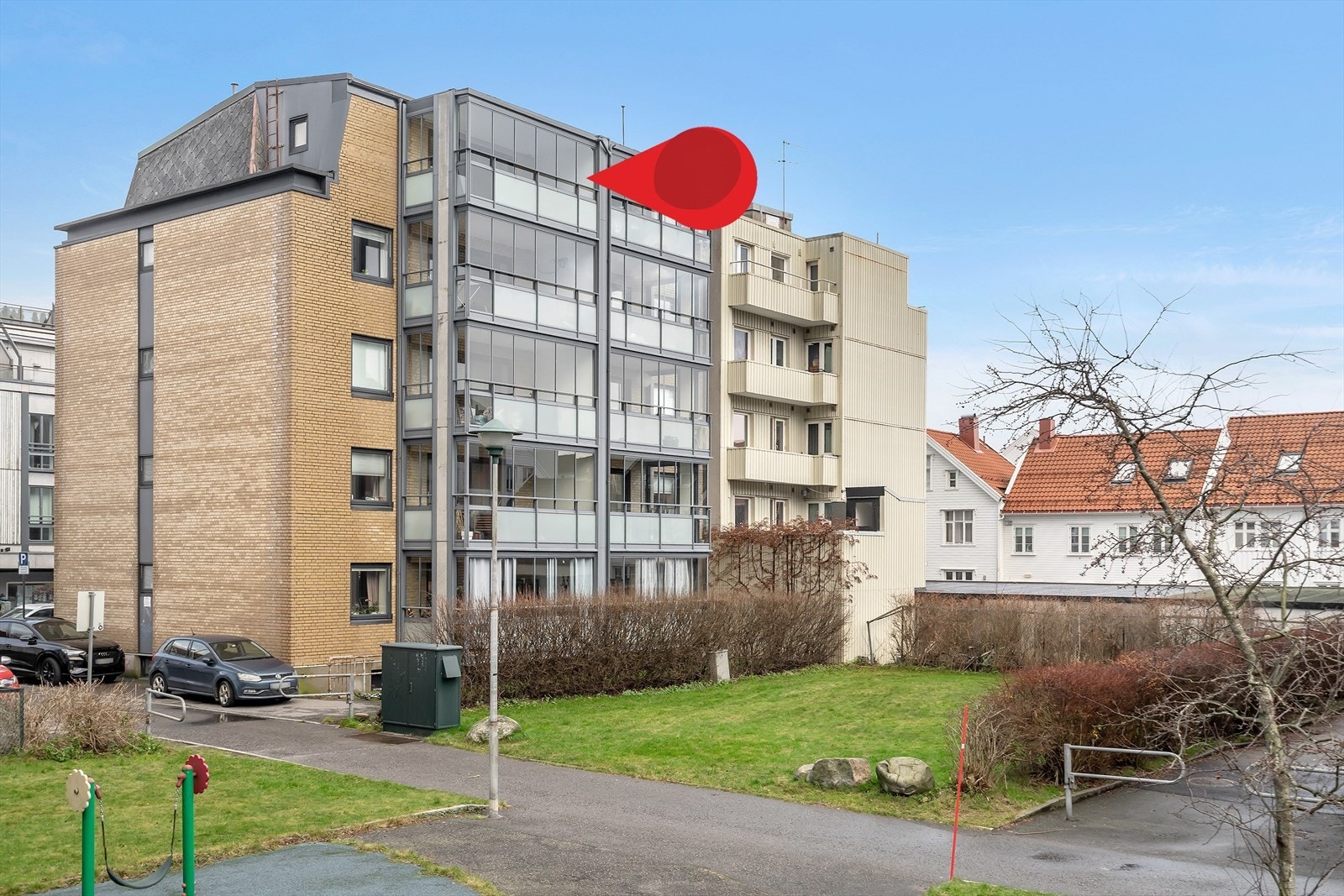 Attraktiv toppleilighet midt i sentrum, med innglasset balkong | Trappeadkomst. Galleribilde