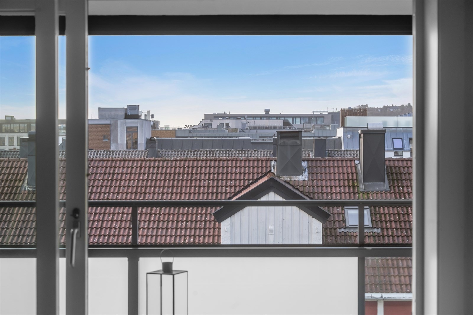 Skyvedør ut til innglasset balkong med flott utsikt over byen, samt gode solforhold. Galleribilde