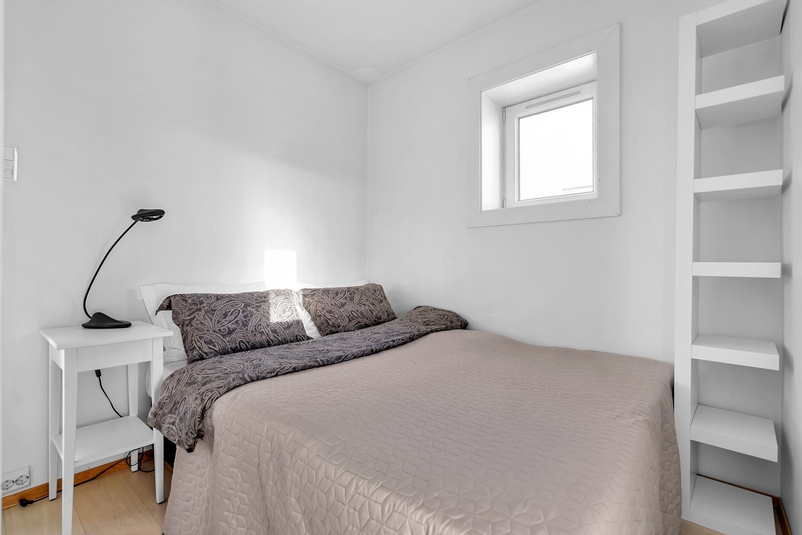 Del av stuen er skilt av med skyvedører, slik at du har en praktisk alkove ifm. stuen. Galleribilde