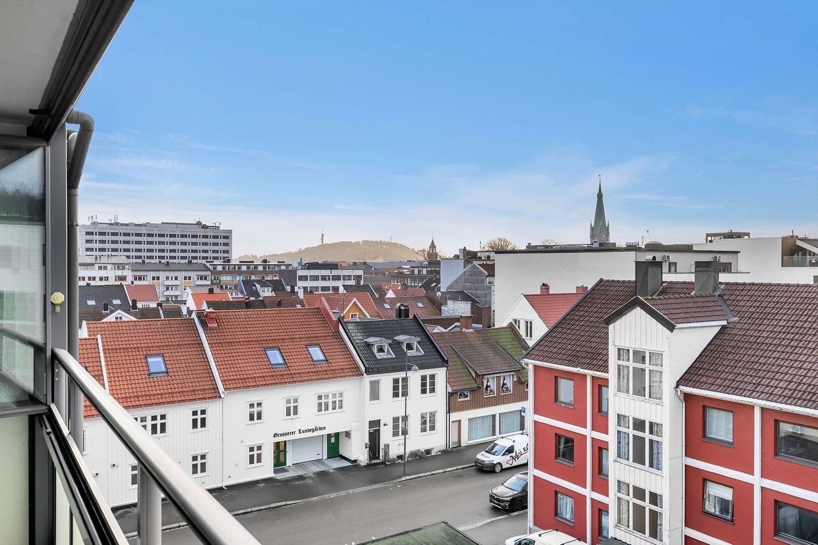 Innglasset balkong på 10 kvm, med flott utsikt over byen. Gode solforhold | Vinduene kan åpnes og lukkes etter vær og ønske. Galleribilde