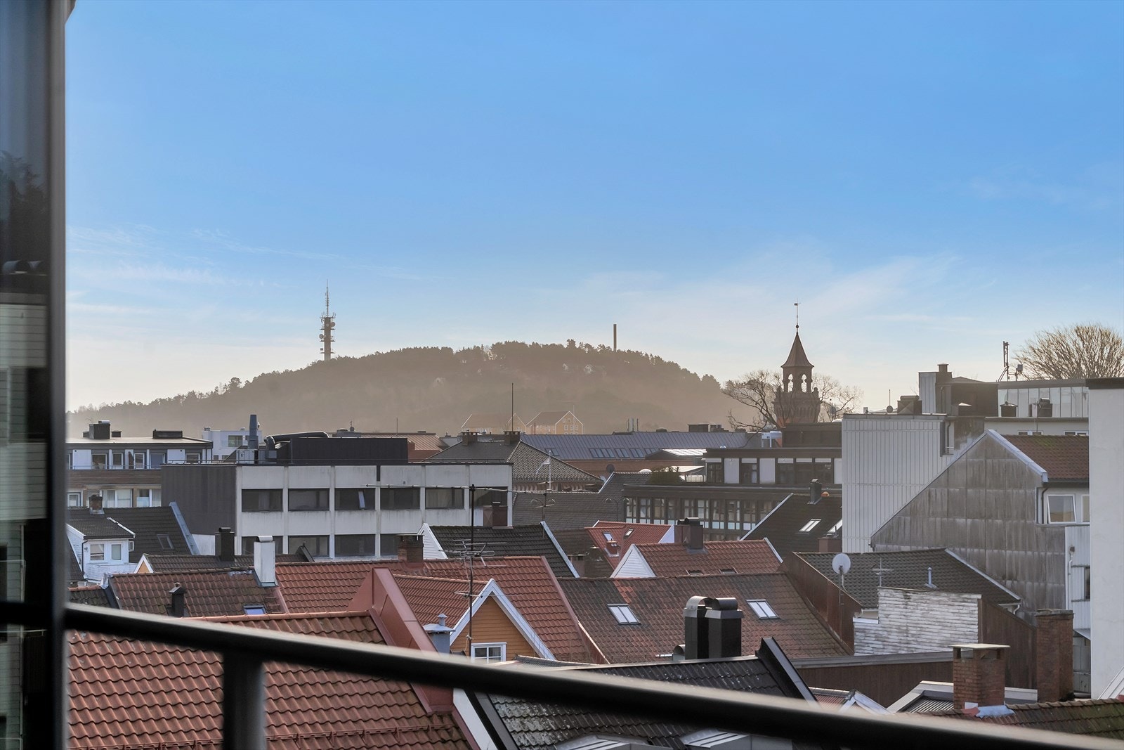 Innglasset balkong på 10 kvm, med flott utsikt over byen. Gode solforhold | Vinduene kan åpnes og lukkes etter vær og ønske. Galleribilde