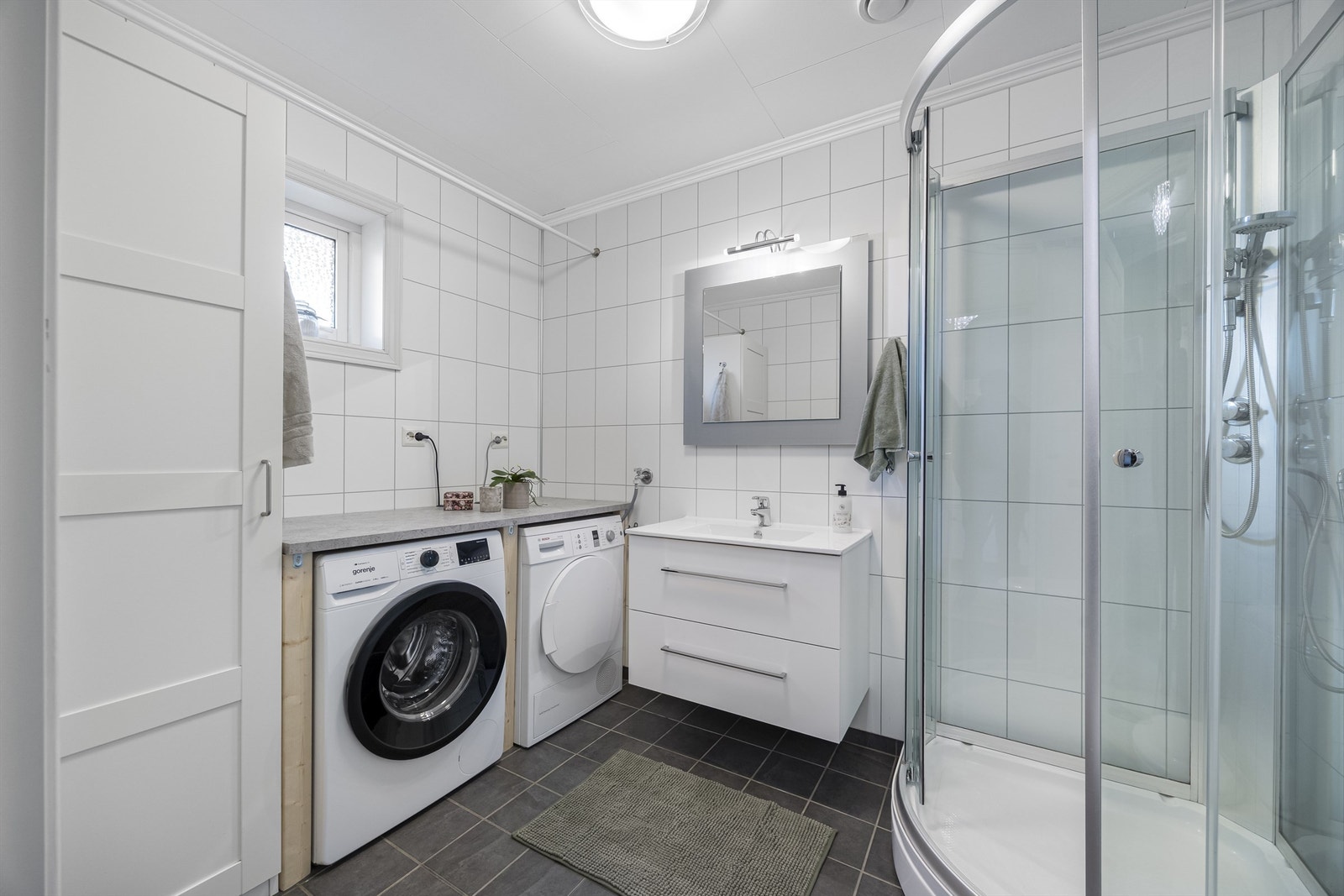 Bad/vaskerom. Plassbygget benk for mer utnyttelse av plassen. Galleribilde