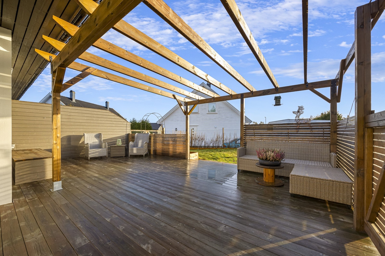 Pergola ble satt opp i nyere tid og lager en lun og fin krok. Galleribilde