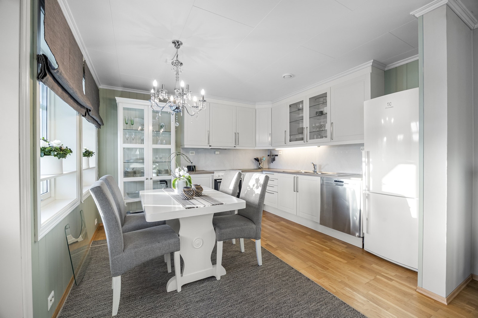 Kjøkkenet er fra Sigdal. Hvitevarer er inkludert i handelen, herunder komfyr, oppvaskmaskin og kjøleskap. Galleribilde