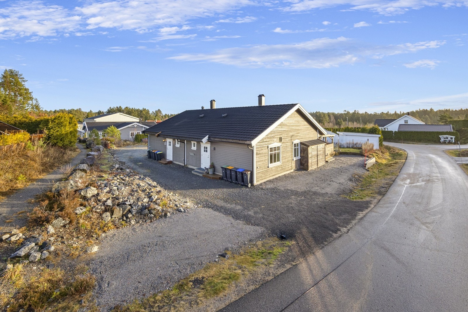 Flott beliggenhet med plass til tre biler. Den ene parkeringsplassen er utenfor tomtegrense, men dette er avklart med kommunen. Galleribilde