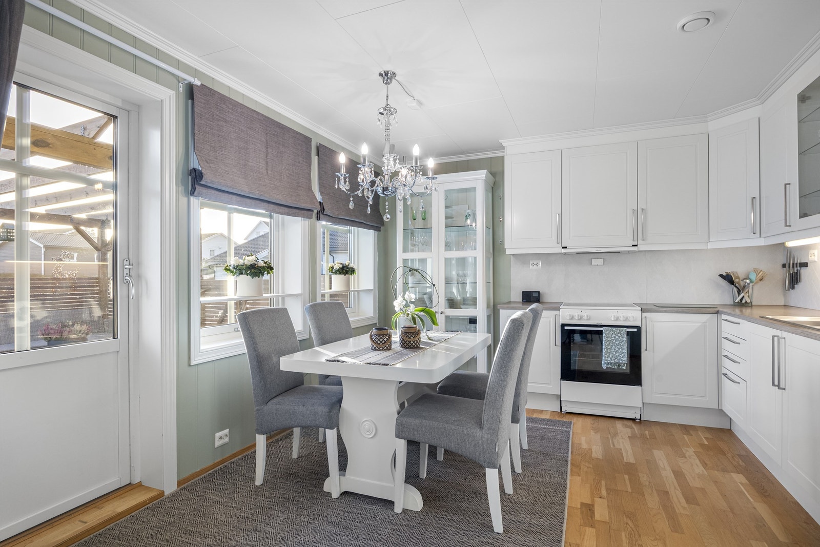 Utgang fra kjøkken/stue til stor terrasse (ca 36m² terrasse) Galleribilde