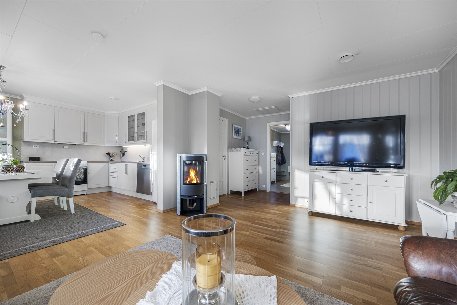 Kjøkken og stue i åpen løsning. Galleribilde