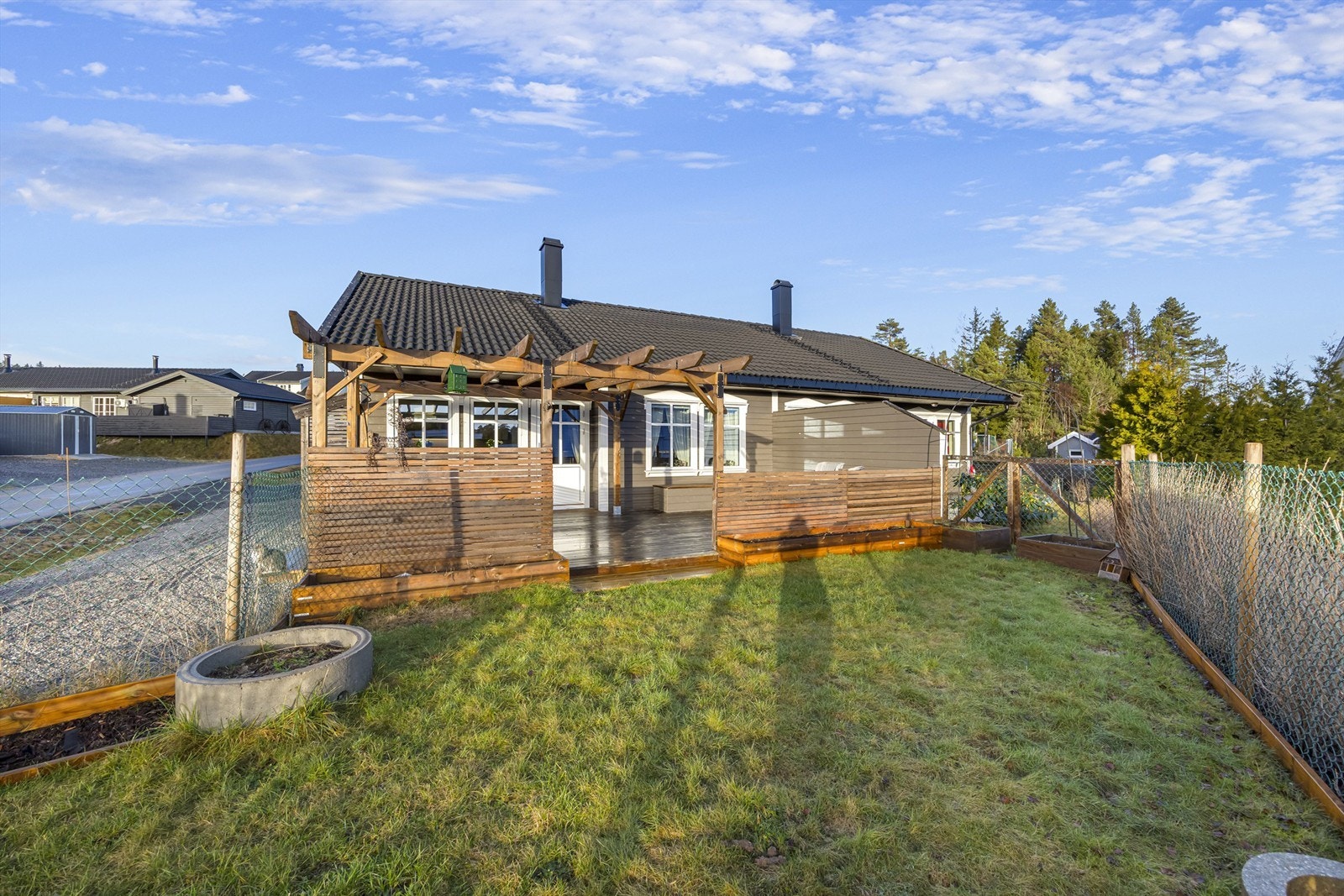 Uteplassen er gjerdet inn. Galleribilde