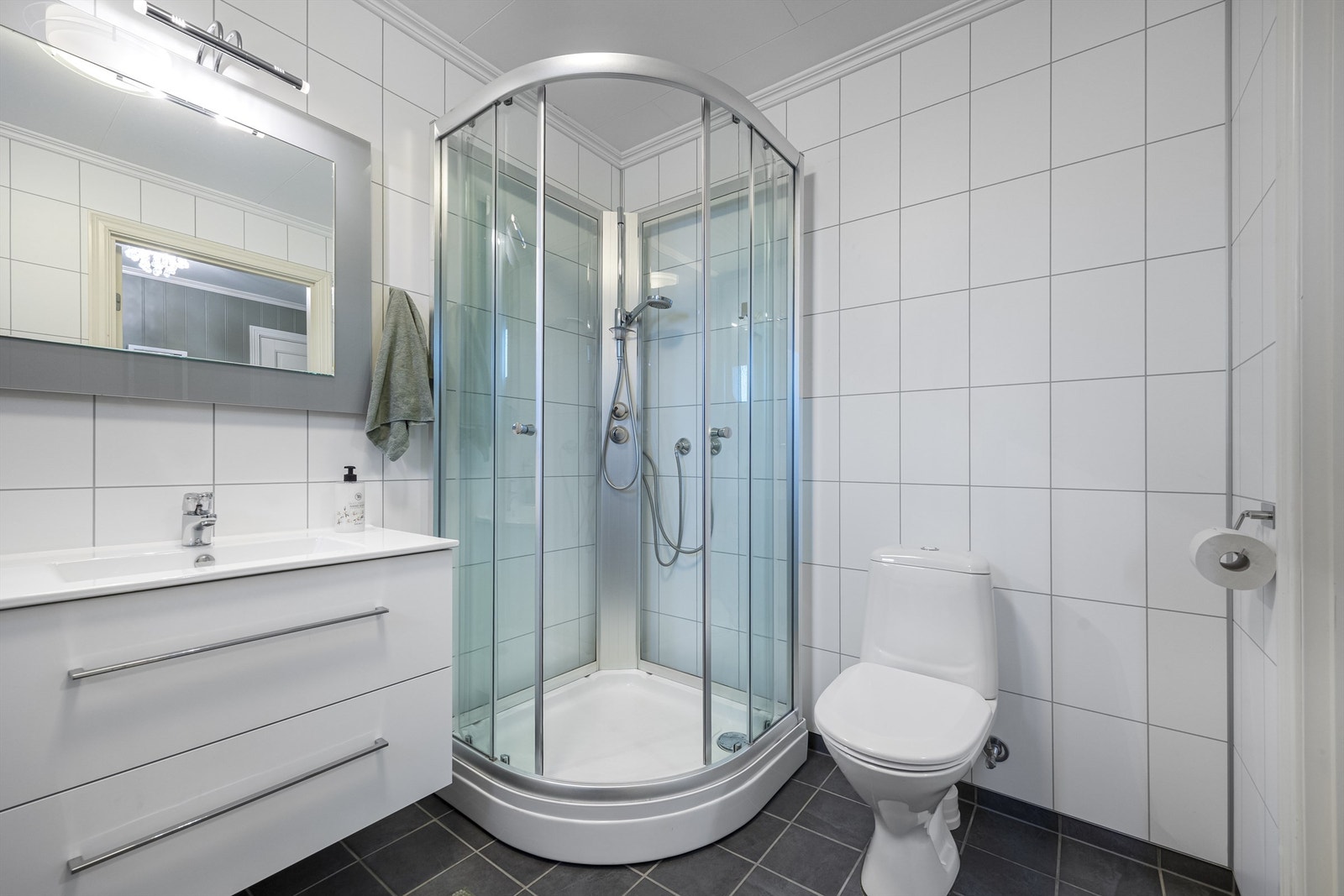 Baderom. Det er varmekabler i gulvet. Galleribilde