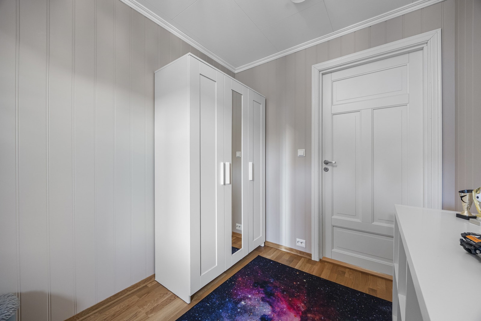 Soverom 2 med garderobeskap. Galleribilde