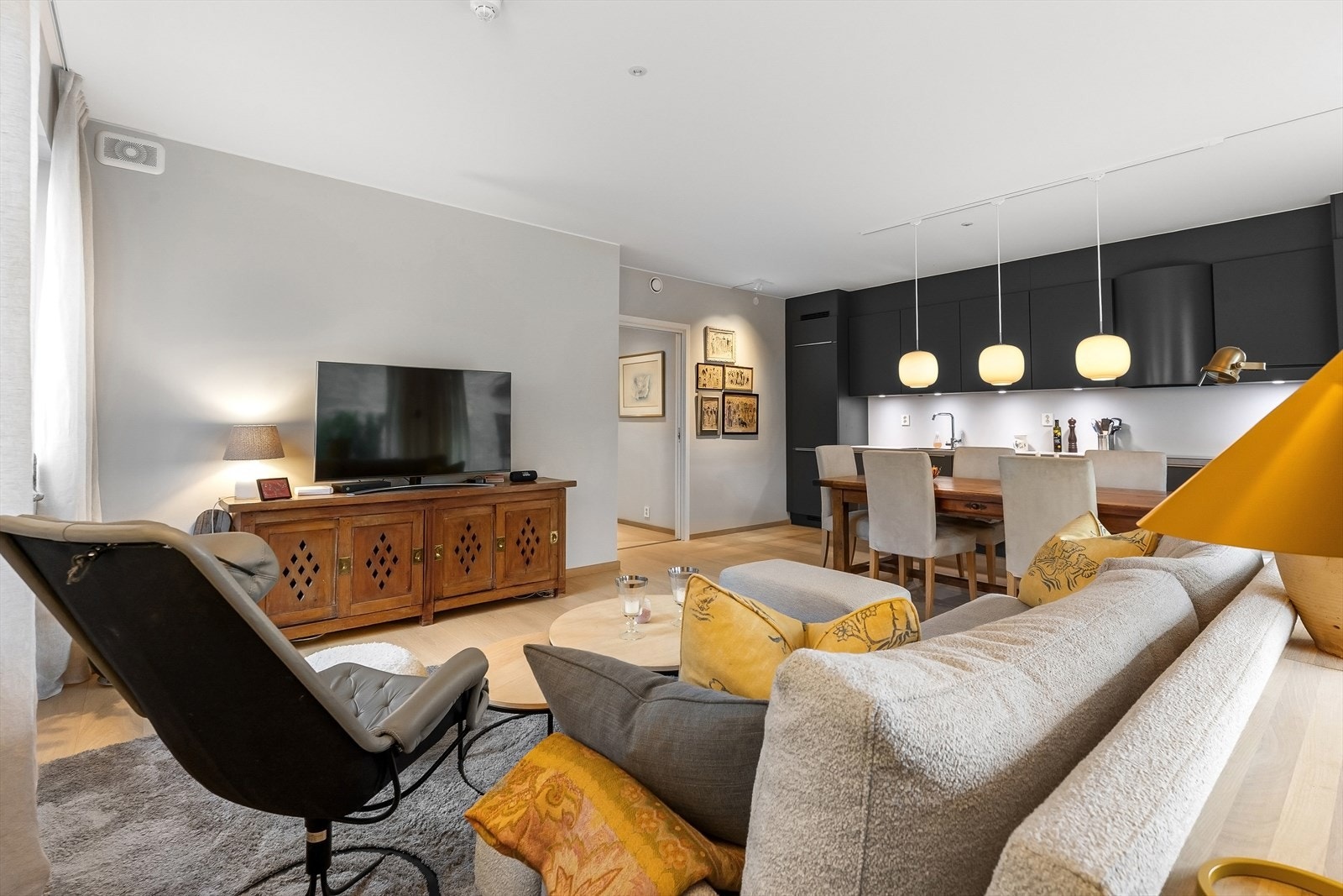 Stuen ligger i åpen løsning mot kjøkkenet. Galleribilde