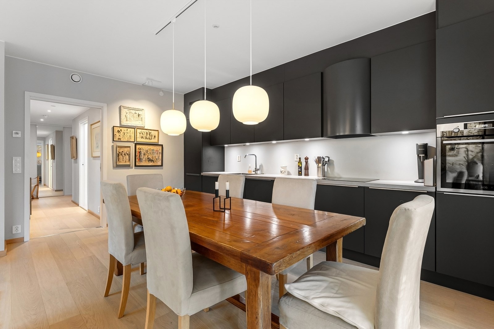 Integrerte hvitevarer bestående av stekeovn, oppvaskmaskin og kombinasjon kjøl-/fryseskap. Galleribilde