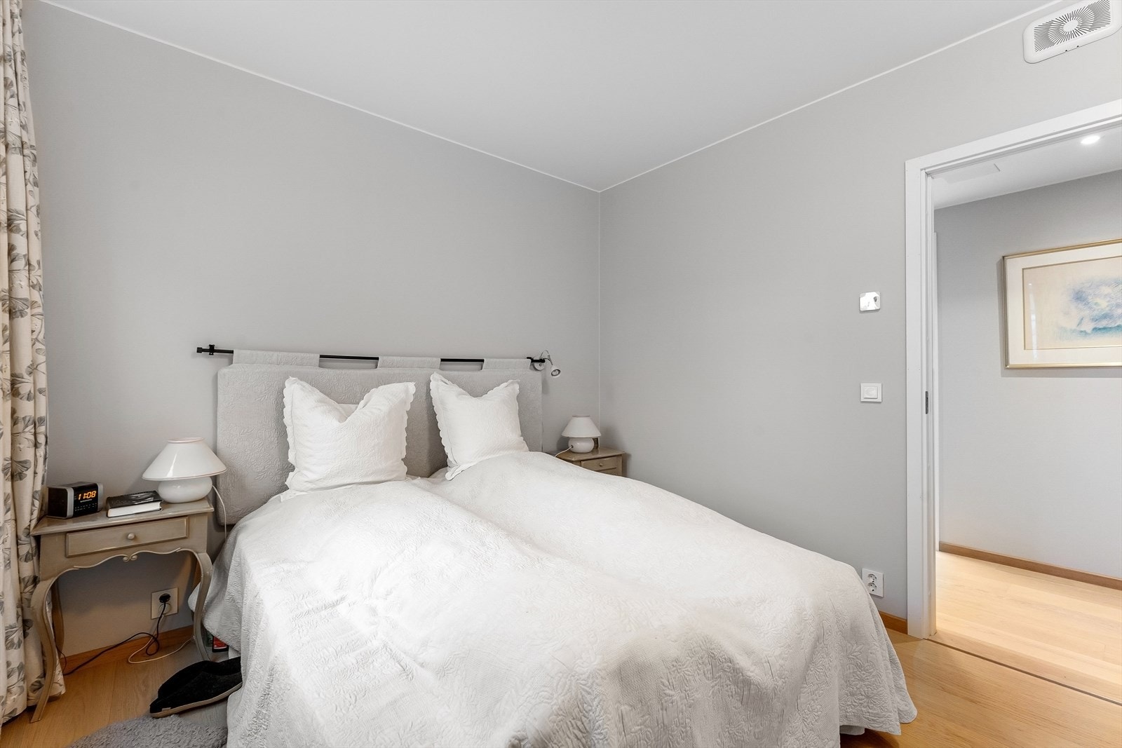 Hovedsoverom med plass til dobbeltseng og nattbord. Galleribilde