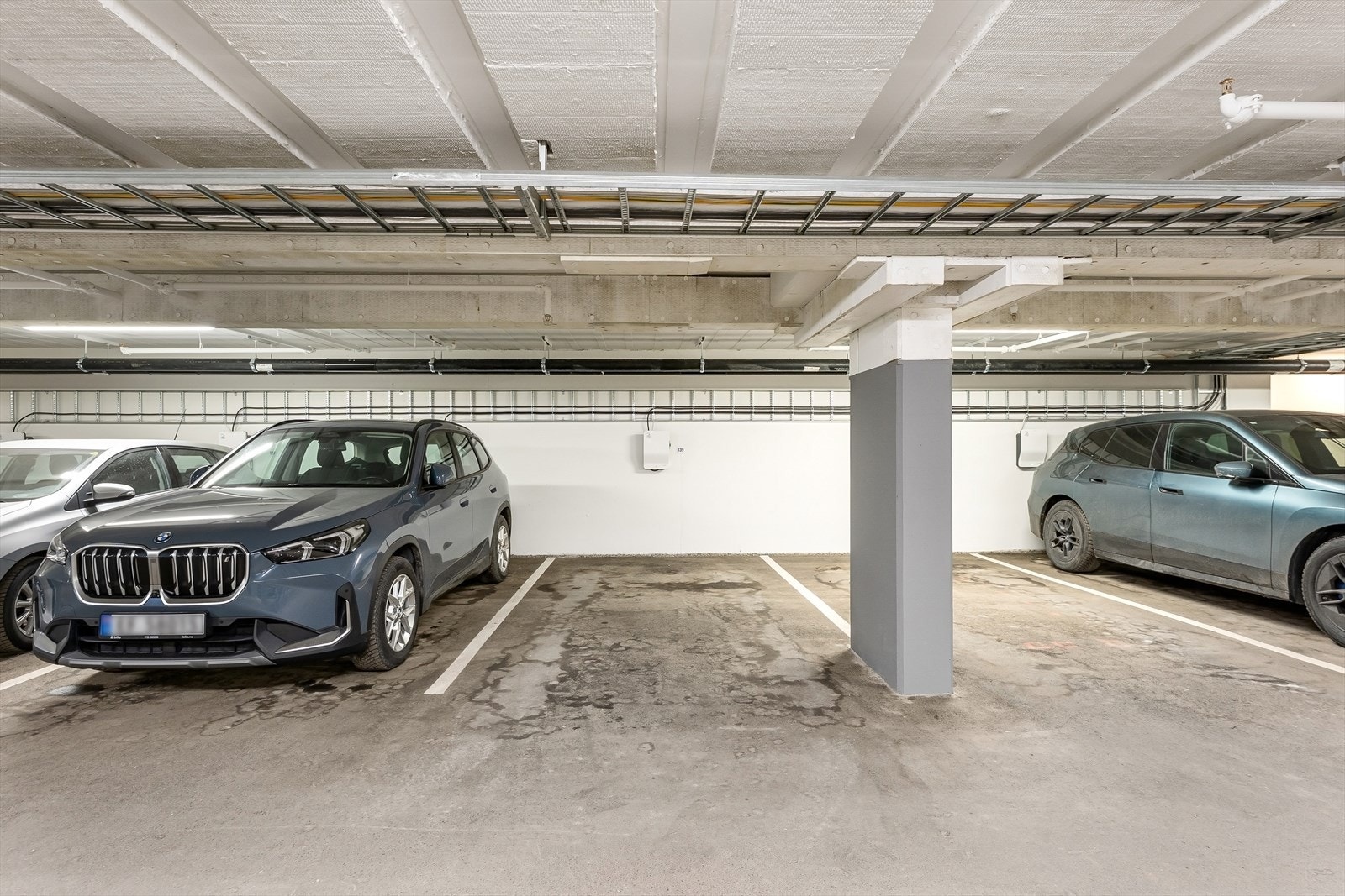 Det medfølger 1 parkeringsplass i felles garasjeanlegg med heisadkomst til leilighetsplan. Galleribilde