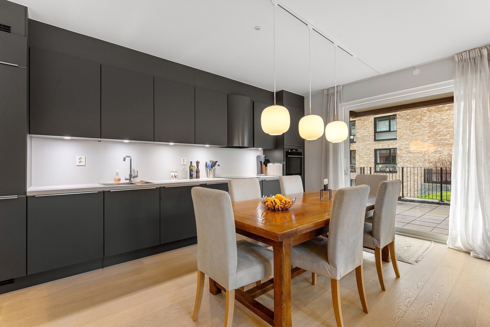 Spiseplassen ligger i forlengelse av kjøkkenet. Galleribilde