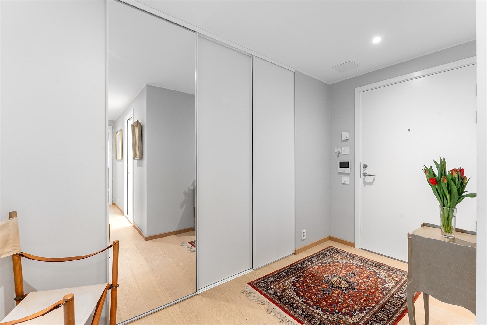 Det er montert skyvedørsgarderobe med mye lagringsplass. Galleribilde