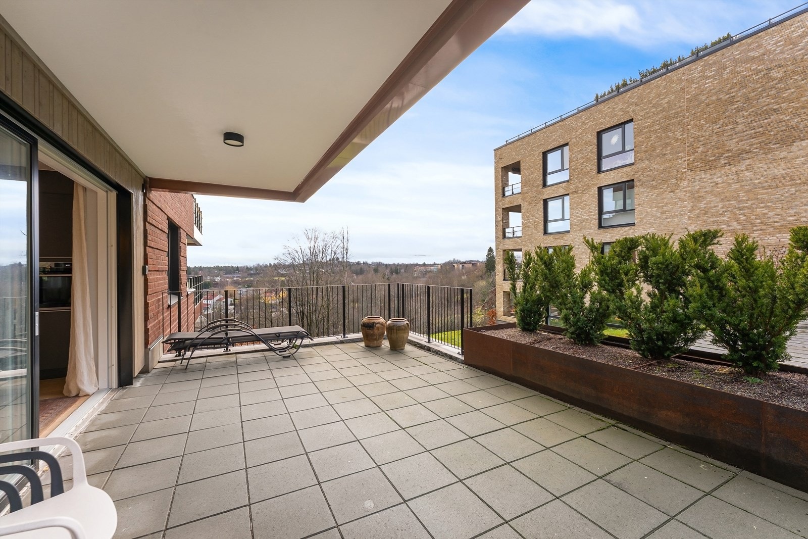 Terrasse mot sør/vest på 28 kvm med gode solforhold Galleribilde