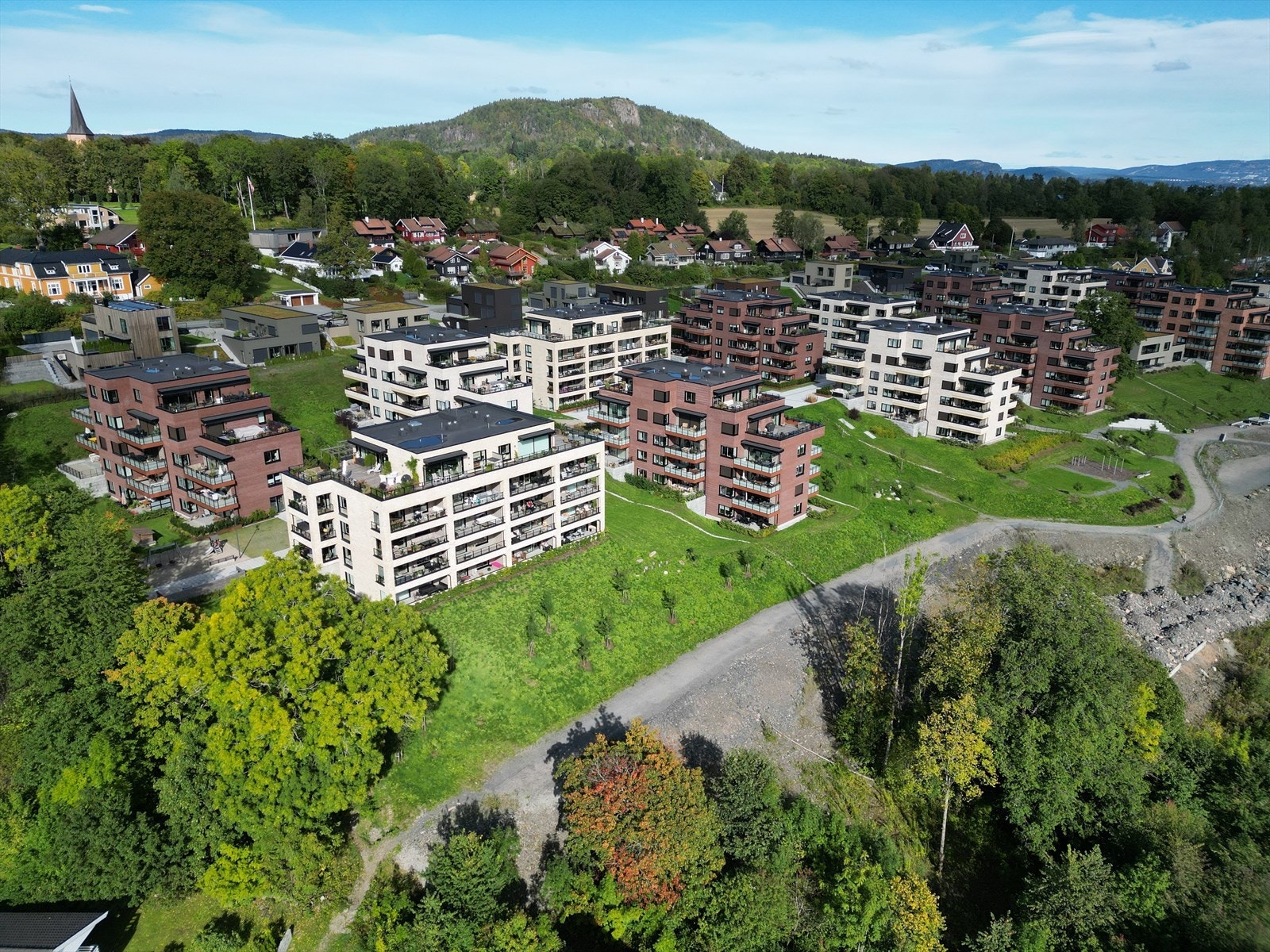 Fra boligen er det nærhet til flotte tur- og rekreasjonsområder ved Semsvannet og videre innover Vestmarka. Galleribilde