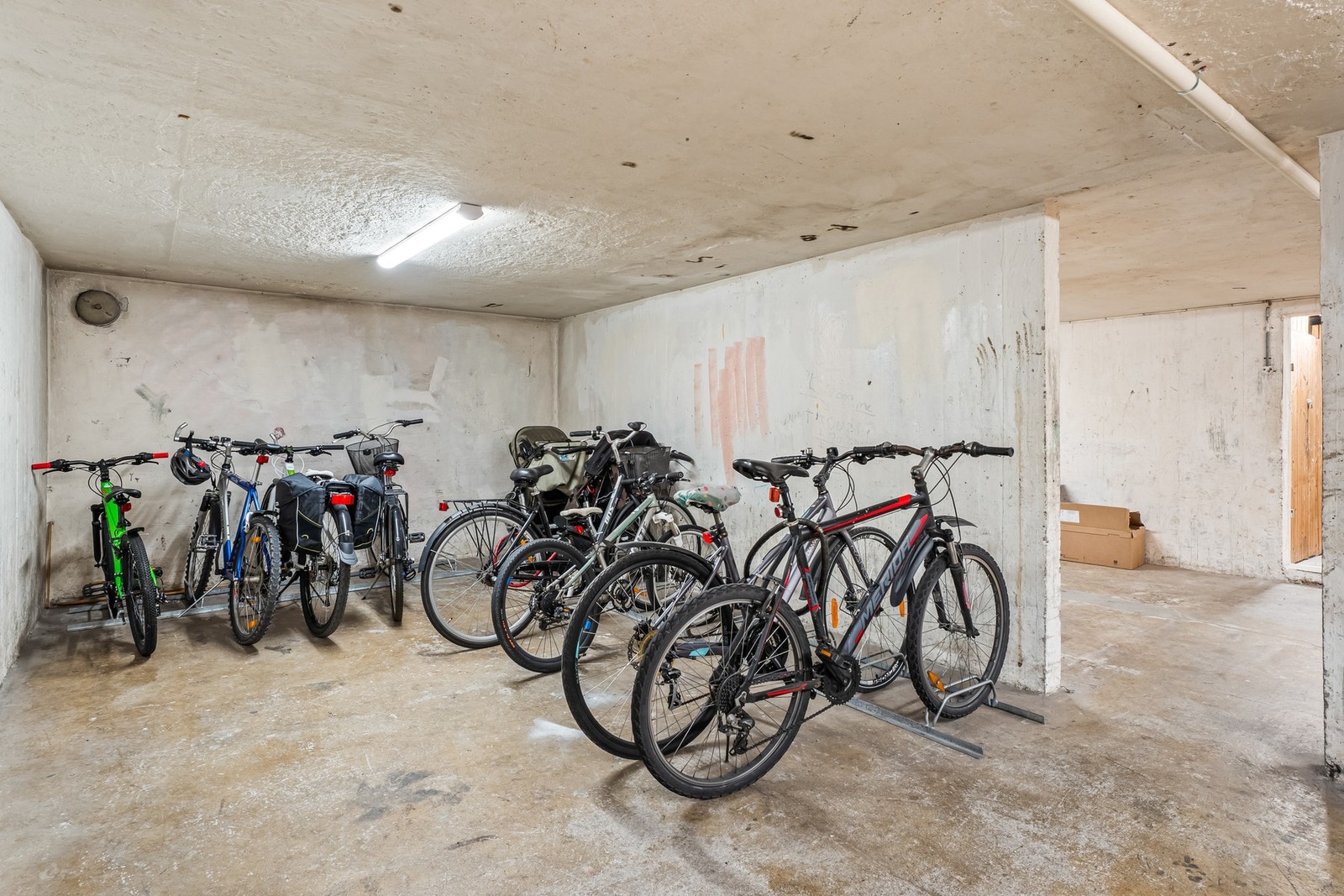 Felles sykkelbod i kjelleretasje. Borettslaget har også etablert to låste sykkelgarasjer, en utenfor Vetlandsfaret 11 og en utenfor Vetlandsfaret 8. Galleribilde