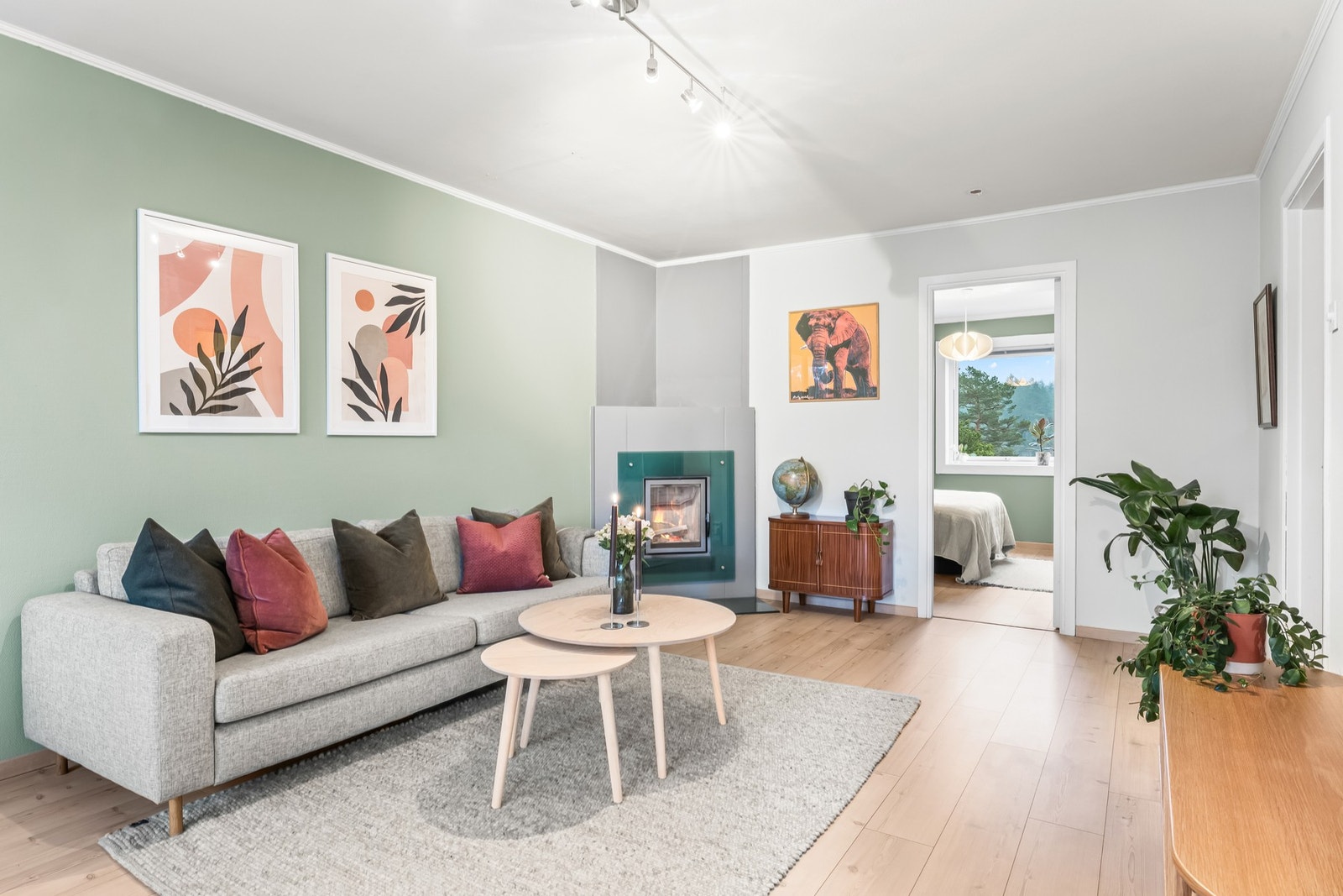 Lune kvelder sikres av en peisovn i hjørnet. Pipene ble rehabilitert i regi av borettslaget i 2021/22. Galleribilde