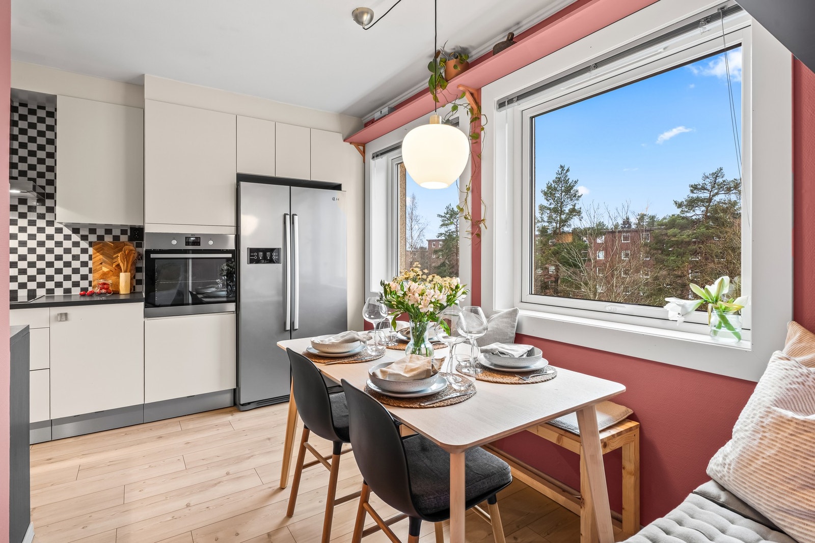 Store vinduer gir rikelig med naturlig lys. Et herlig og luftig rom. Galleribilde