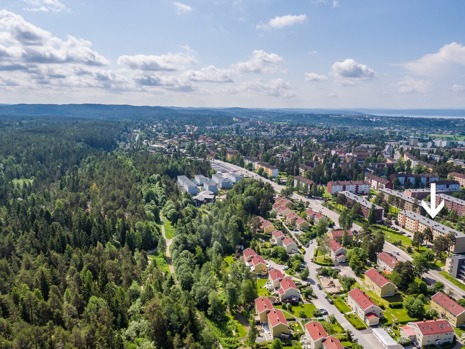 Leiligheten ligger i et etablert og attraktivt boligområde på Oppsal/Trasop, med umiddelbar nærhet til populære Østmarka. Galleribilde