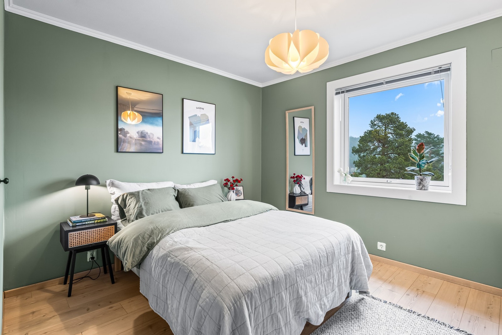 Gode vindusflater på soverommene gir godt med naturlig lysinnslipp. Galleribilde