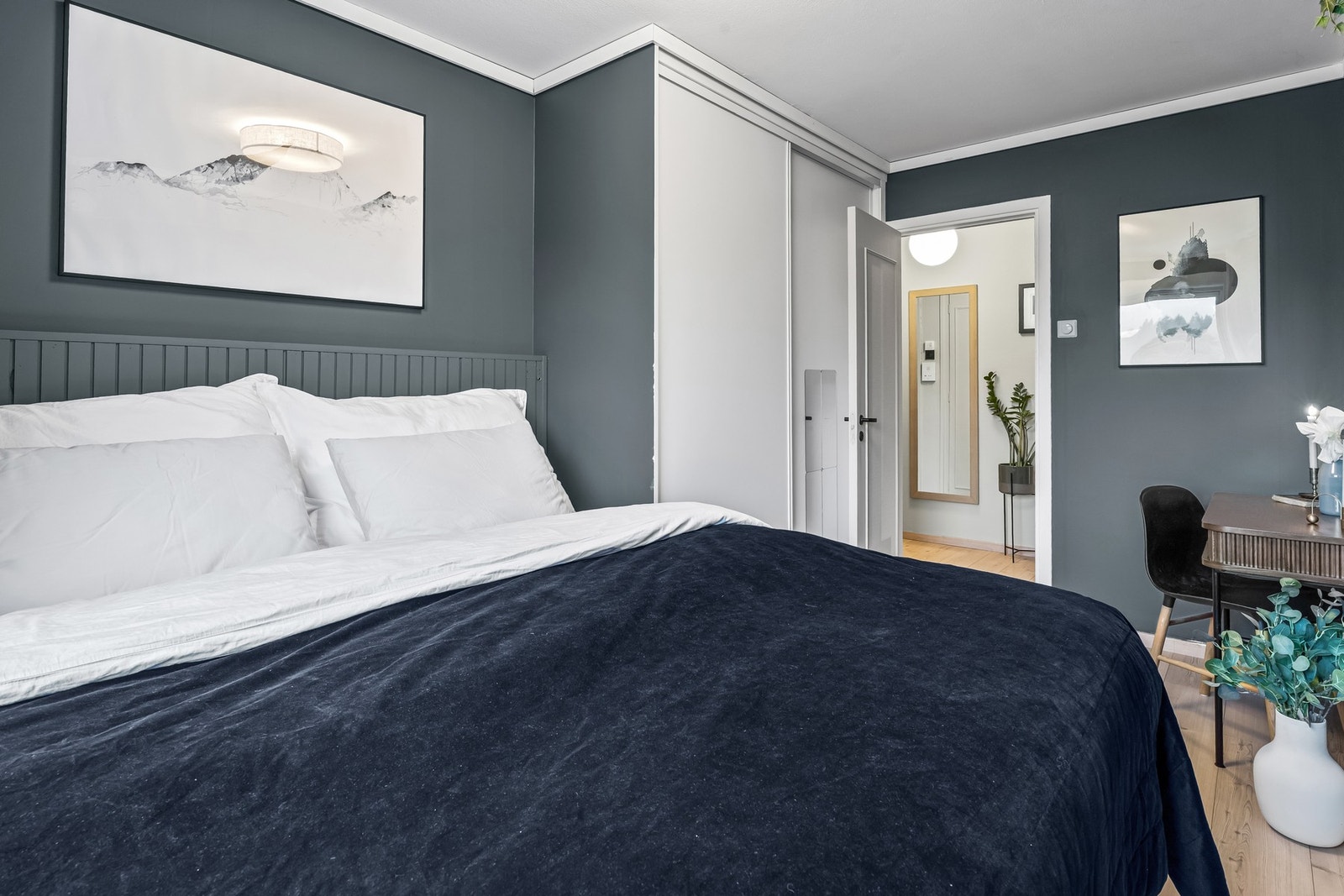 Her er det montert en stor, plassbygget skyvedørsgarderobe for lagring, og ytterligere lagringsplass finnes i tre kjellerboder på til sammen ca. 9 kvm. Galleribilde