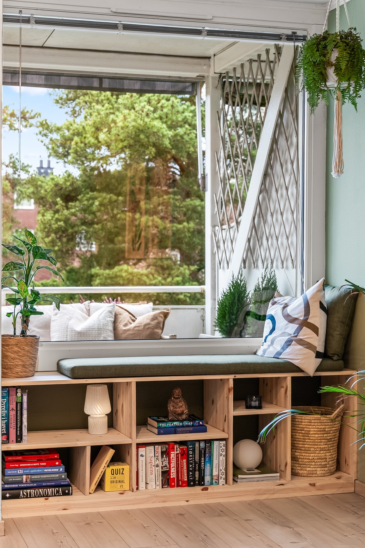 Store vindusflater gir godt med naturlig lysinnslipp, og under vinduet i stuen er det bygget en smart hylleløsning med tilhørende sittebenk. Vinduene og balkongdøren ble skiftet i regi av brl. i 2016. Galleribilde