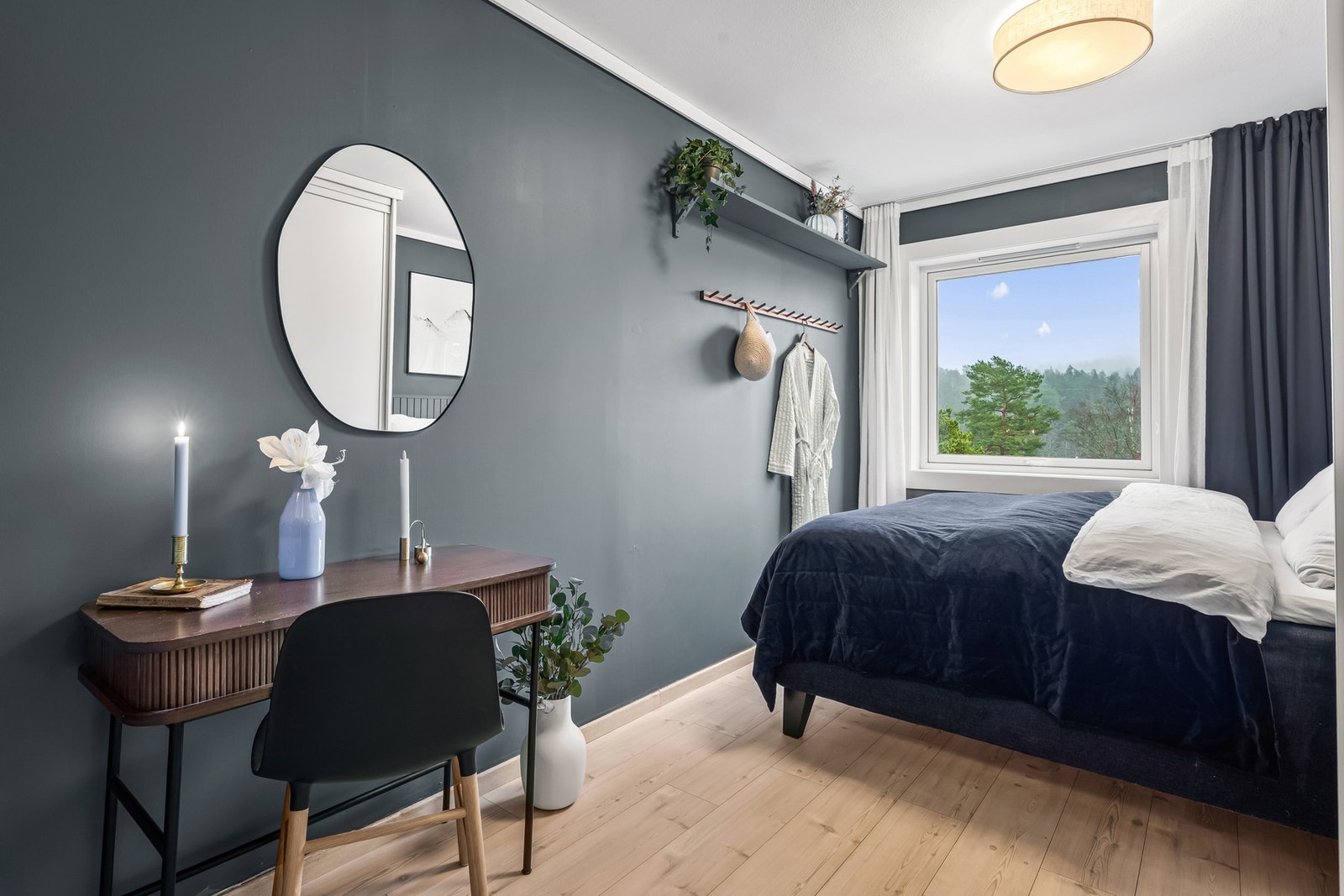 Soverom II er også av god størrelse med fin plass til dobbeltseng og annet møblement. Galleribilde