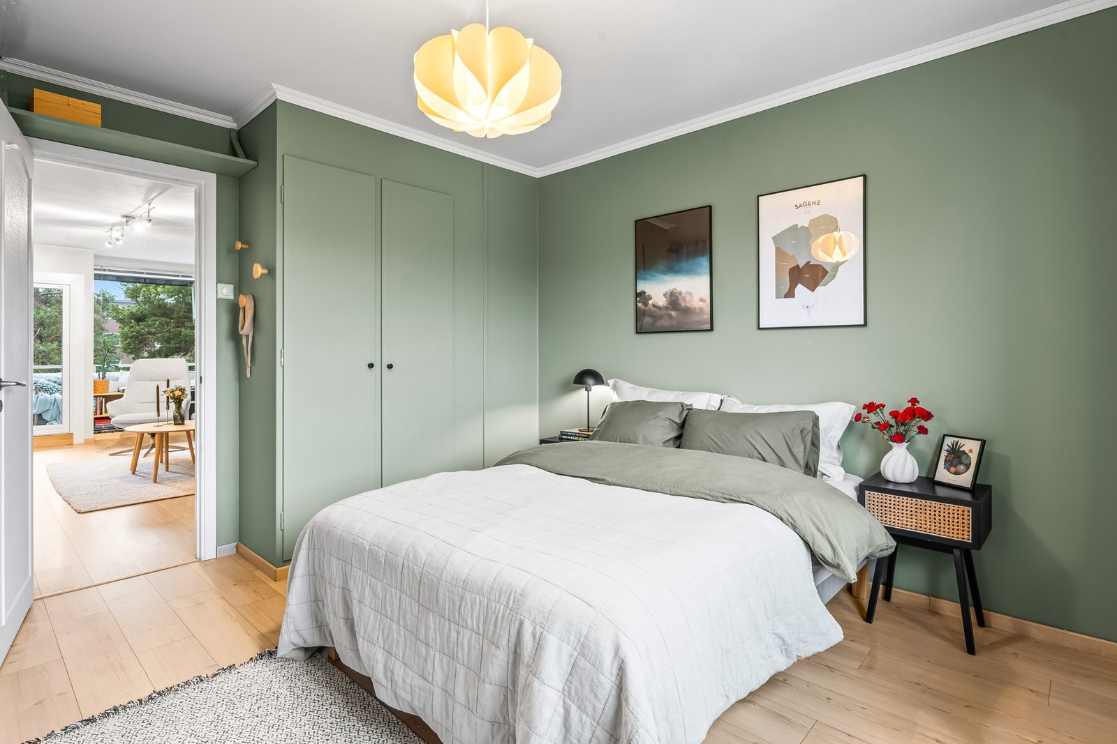 I leiligheten er det to gode soverom. Hovedsoverommet har et plassbygd skap og god plass til dobbeltseng. Galleribilde