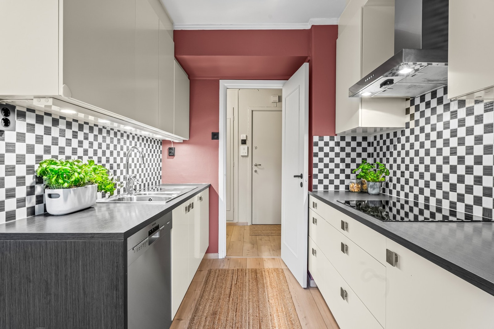 Selve kjøkkenet ble levert av HTH i 2014, med god skap- og benkeplass i to parallelle seksjoner. Frontene er utstyrt med push- og dempefunksjoner. Galleribilde