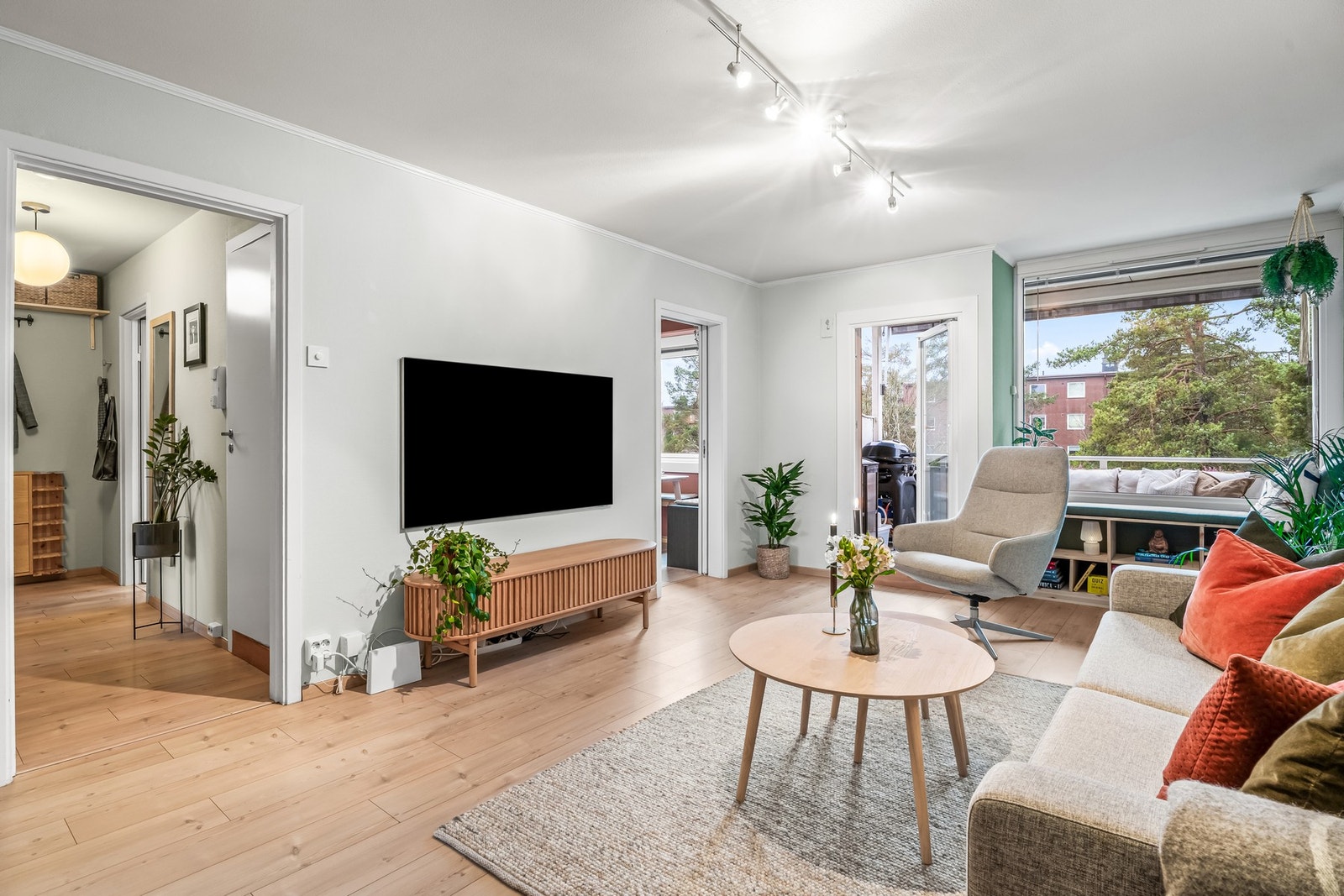 Stuen er et lyst og innbydende oppholdsrom med fin plass til sofagruppe og tilhørende møblement. Galleribilde