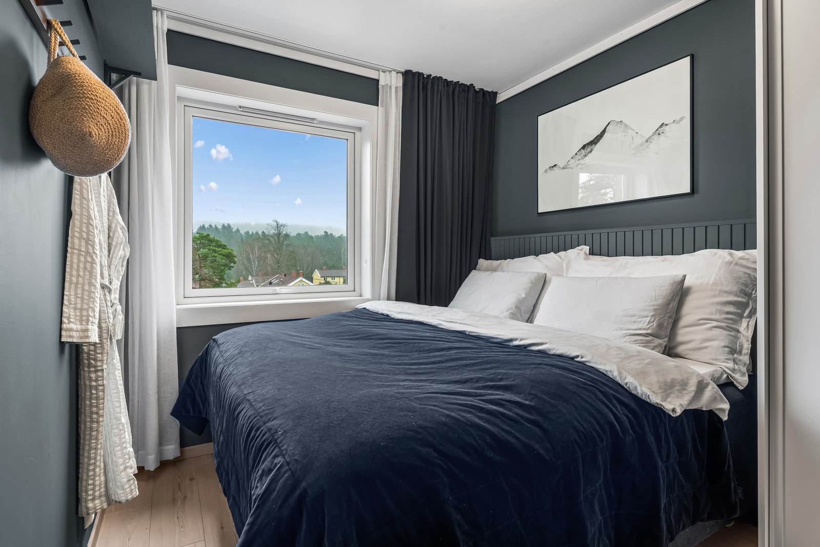 Soverommet er malt i en mørk tone som gir en behagelig atmosfære. Galleribilde